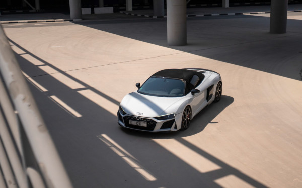  White Audi R8 Spyder Photo 10
