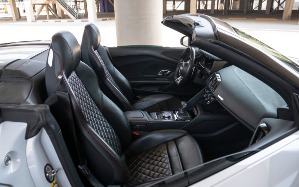  White Audi R8 Spyder Photo 11