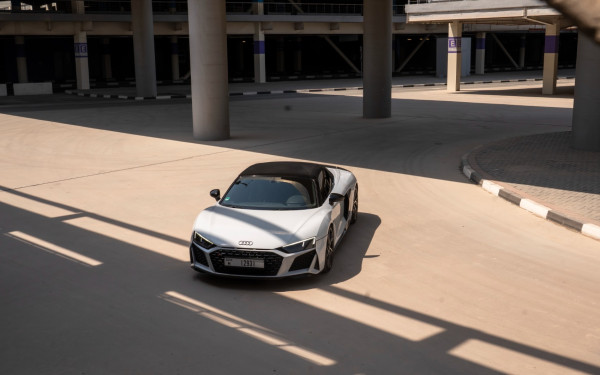  White Audi R8 Spyder Photo 12