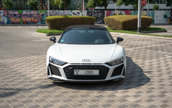 White Audi R8 Spyder Photo 18