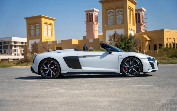  White Audi R8 Spyder Photo 2